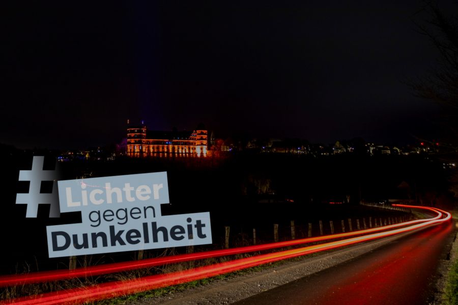 Die beleuchtete Wewelsburg beim ersten bundesweiten Beleuchtungs-Flashmob aller Gedenkstätten am Internationalen Tag des Gedenkens an die Opfer des Holocaust am 27. Januar 2020 (Foto: Lina Loos ©Kreismuseum Wewelsburg)